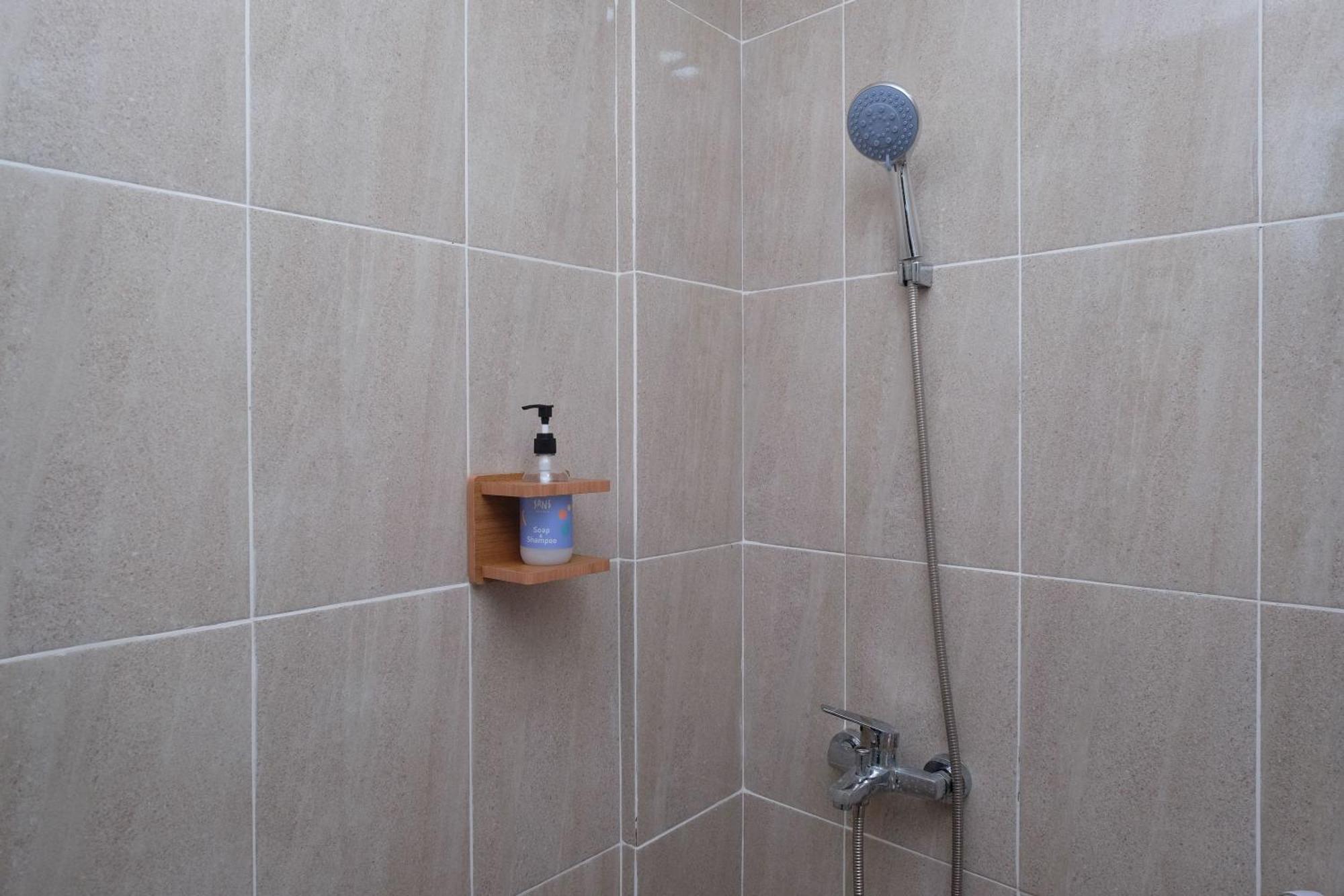 Sans Hotel Tiga Putri Semarang By Reddoorz Quarto foto